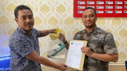 Pemotor Berjaket Ojol Lempar Selang ke Lapas Kediri, Isinya 3.000 Pil Koplo