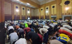 Sholat Tarawih di Aula Gedung Bisnis, Warga Koja Kenang Masjid JIC yang Terbakar