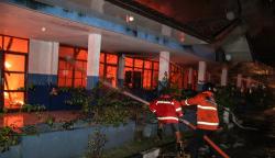 Damkar Berjibaku 1,5 Jam Padamkan Kebakaran Gedung Universitas Palangkaraya