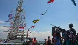 KRI Dewaruci Meriahkan Festival Dermaga