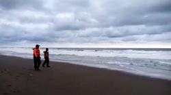 4 Remaja Terseret Ombak Pantai Setrojenar Kebumen, 1 Orang Hilang<