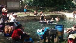 Sambut Ramadhan, Ratusan Warga Padusan di Sendang Senjoyo Semarang