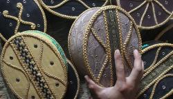 Potret Santri Buat Peci dari Pelepah Pisang