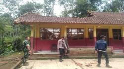 Atap Bangunan 2 Sekolah Dasar di Garut Ambruk usai Diguyur Hujan Deras<