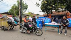 Bobotoh Bagikan Paket Makanan di Cirebon, Ajak Milenial Punya Kepedulian Sosial<