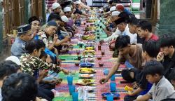Nikmatnya Buka Puasa Bersama di Masjid