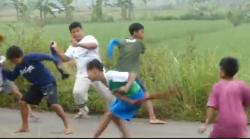  Serunya Tradisi Perang Sarung di Purwokerto, Usai Saling Gebuk Diakhiri Bermaaf-maafan<
