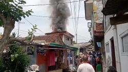Rumah Lantai 2 di Permukiman Padat Kota Bandung Terbakar Hebat, Warga Panik<