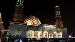 Shalat Tarawih Perdana di  Masjid Raya Maluku Diikuti Ribuan Jemaah<