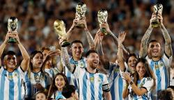 Kembali Bertanding usai Juara Piala Dunia, Para Pemain Timnas Argentina Dapat Replika Trofi