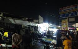 Atap Kanopi Minimarket di Cibinong Roboh Tertiup Angin, 7 Motor Rusak