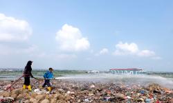 Cegah Bau ke Stadion GBT, Pemkot Surabaya Semprotkan Larutan Organik di TPA Benowo<