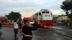 Rawan Kecelakaan, KAI Daop 2 Bandung Larang Ngabuburit di Sekitar Rel Kereta <