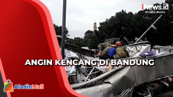 Angin Kencang, Papan Reklame Roboh Timpa Kendaraan di Bandung