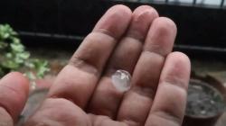 Fenomena Hujan Es Pertama Kalinya Terjadi di Pekanbaru, Warga Kaget