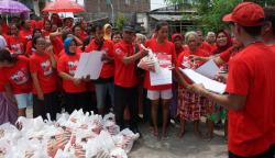 Relawan Sedulur Saklawase Bagikan Sembako dan Takjil di Kendal dan Semarang