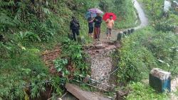 Diterjang Banjir Bandang, Jembatan Antarkampung di Sukanagara Cianjur Terputus<