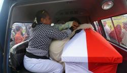 Kedatangan Jenazah Prajurit TNI Gugur Ditembak KKB Disambut Tangisan Keluarga