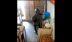 Pura-pura Beli Ayam Goreng, Pria Ini Terekam CCTV Curi Ponsel