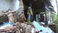 Sumedang Dilanda Hujan Deras, Dinding Rumah Ambruk dan Tebing Sekolah Longsor<