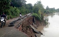 Ruas Jalan di Desa Siku Muara Enim Amblas Diterjang Banjir<