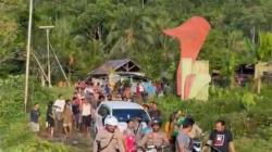 Penyidik Polres Haltim Diadang Warga saat Geledah Rumah Tersangka Pembunuhan, Mobil Dirusak