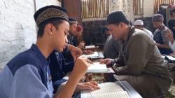 Melihat Tunarungu Belajar Ngaji Alquran dengan Isyarat di Rumah Tuli Jatiwangi Majalengka <