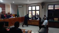 Hakim Tak Tahan Plt Bupati Mimika Johannes Rettob, Ingatkan Kooperatif selama Sidang