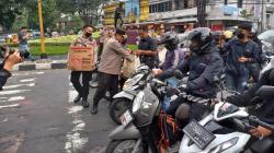 Kapolda Jabar dan Tionghoa Peduli Bagi-bagi Takjil di Tamblong Bandung