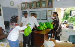 Cegah Stunting dan Gizi Buruk, Alumni SMAN 4 Solo Bagikan Ratusan Sembako ke Anak Yatim <