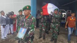 Isak Tangis Iringi Kedatangan Jenazah Prajurit TNI Gugur saat Amankan Tarawih di Puncak Jaya<