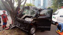 Pengemudi Mobil Terluka akibat Tabrak Pohon di Kemayoran, Diduga Mengantuk
