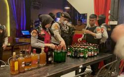 Polisi Tutup Paksa 3 Kafe dan Amankan Perempuan Pemandu Karaoke di Palembang <