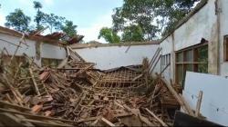 Atap Ruas Kelas SDN Kadongdong 2 Garut Ambruk akibat Diterpa Hujan Deras<