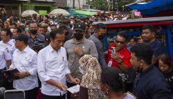 Jokowi Bagi-Bagi Paket Bantuan kepada Pedagang Pasar Terong Makassar