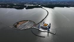 Keindahan Masjid Al Alam Berdiri di Tengah Teluk Kendari