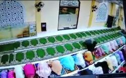 Terekam CCTV, Wanita Ini Curi HP Jemaah saat Salat Tarawih<