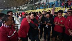 Momen Erick Thohir Peluk Pemain Timnas Indonesia hingga Menangis Minta Doa