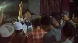 Unik, Pemuda di Ambon Bangunkan Sahur dengan Lantunkan Syair Islami<