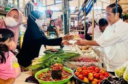 Kunjungi Pasar Malindungi, Presiden Jokowi Bagikan Bansos dan Cek Harga Kebutuhan Pokok