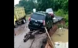 Jalan di Ogan Ilir Ambles, Mobil Avanza Terperosok 