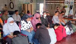 Momen Haru Pelaku Perang Sarung Sungkem kepada Orang Tua dan Guru Disaksikan Polisi