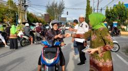 Muslimat NU Bone Bolango Berbagi 300 Paket Takjil di Harlah Ke-77<