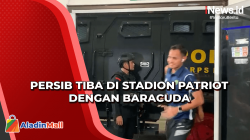 Sapa Jakmania, Rezaldi Hehanusa Lempar Senyum saat Tiba di Stadion Patriot