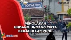 Tolak Pengesahan UU Cipta Kerja, Mahasiswa Bentrok dengan Polisi di Lampung