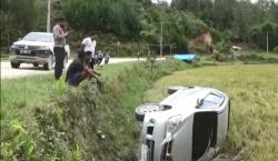 Perbaiki Posisi Tidur Anak Sambil Nyetir, Mobil Terjun Bebas ke Sawah