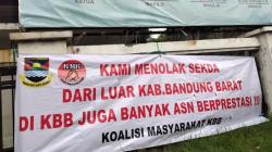 Beredar Spanduk Tolak Sekda dari Luar KBB, Ini Respons Bupati Hengki Kurniawan<