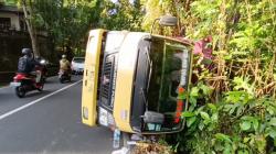 Hindari Truk Pasir, Truk Pengangkut Beras di Gianyar Terguling