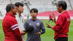 Momen Jokowi Ngobrol Serius dengan Shin Tae Yong