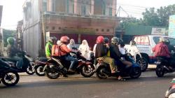 Kartini Perindo Riau Bagikan Takjil Bubur Asyura kepada Pengguna Jalan Hang Tuah<